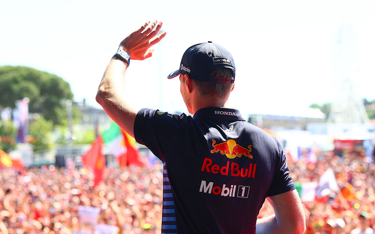 FP3を前にファンステージで観客に手を振るマックス・フェルスタッペン（レッドブル・レーシング）、2024年5月18日(土) F1エミリア・ロマーニャGP