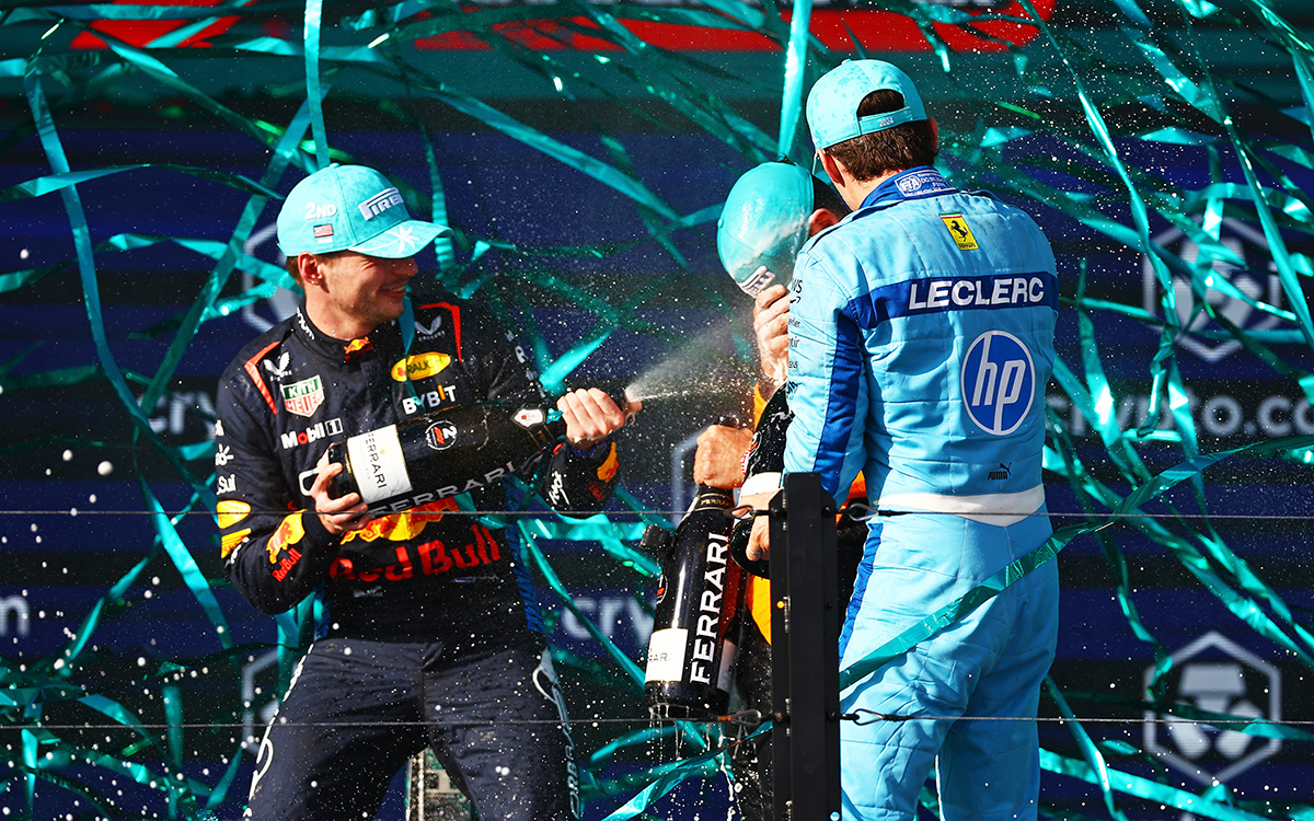 シャンパンを一斉放射して初優勝を飾ったランド・ノリス（マクラーレン）を祝福するマックス・フェルスタッペン（レッドブル）とシャルル・ルクレール（フェラーリ）、2024年5月5日F1マイアミGP決勝レース