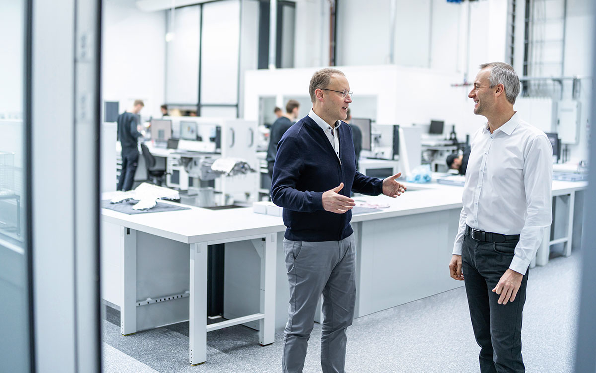 アウディF1の最高技術責任者のシュテファン・ドレイヤー（左）とアダム・ベイカーCEO（右）、2024年6月28日ノイブルクのファクトリーにあるICE（内燃エンジン）ワークショップにて
