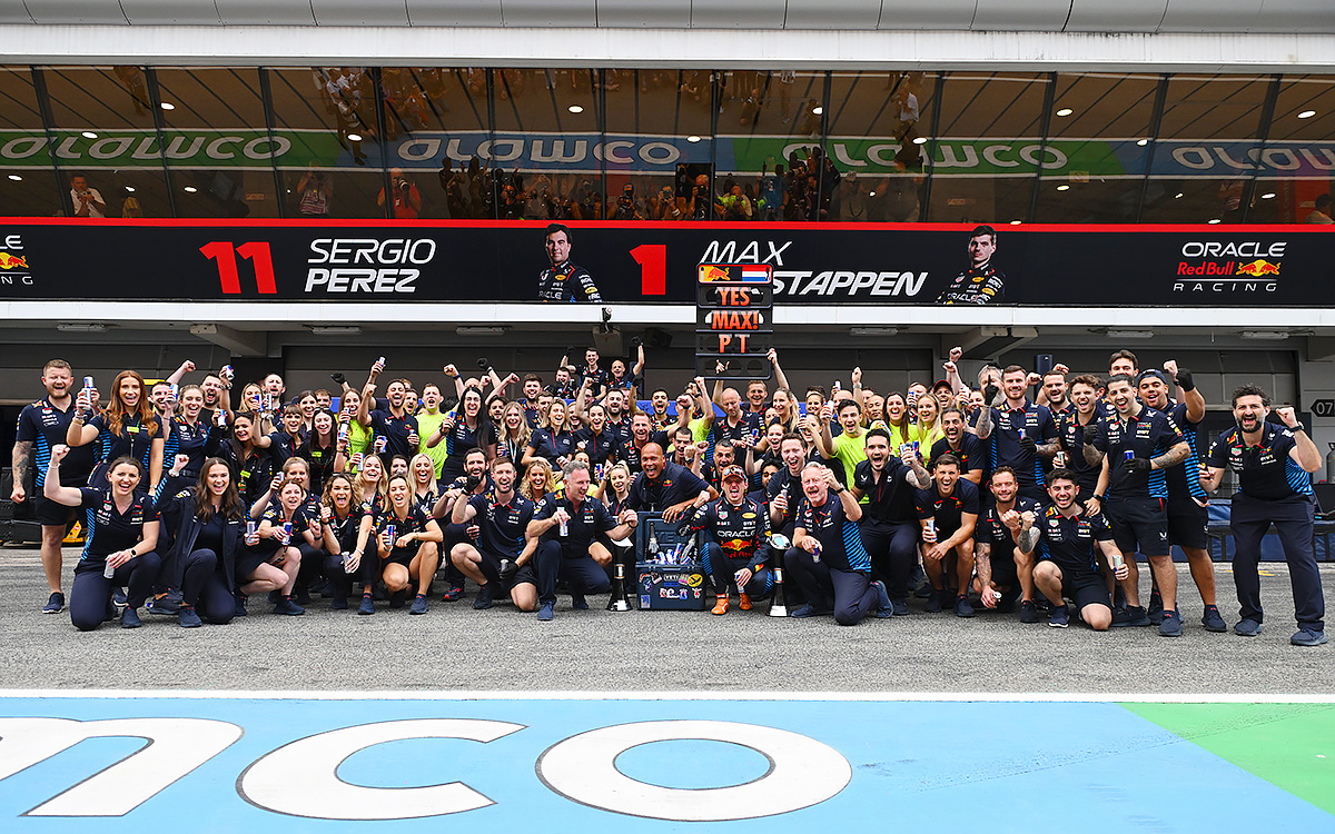カタロニア・サーキットのピットレーンでマックス・フェルスタッペンの勝利を祝うレッドブル・レーシング、2024年6月23日(日) F1スペインGP決勝