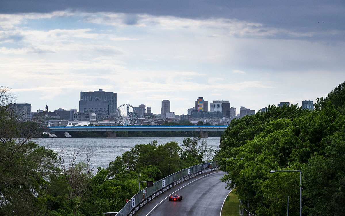 セントローレンス川を左手にジル・ビルヌーブ・サーキットを周回する角田裕毅（RBフォーミュラ1）、2024年6月7日F1カナダGPフリー走行
