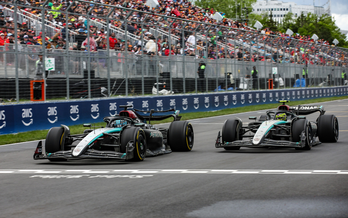 3位表彰台を争うメルセデスのジョージ・ラッセルとルイス・ハミルトン、2024年6月9日F1カナダGP