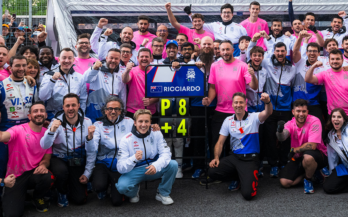 ジル・ビルヌーブ・サーキットのピットレーンで8位入賞を祝うダニエル・リカルドとRBフォーミュラ1チーム、2024年6月9日F1カナダGP