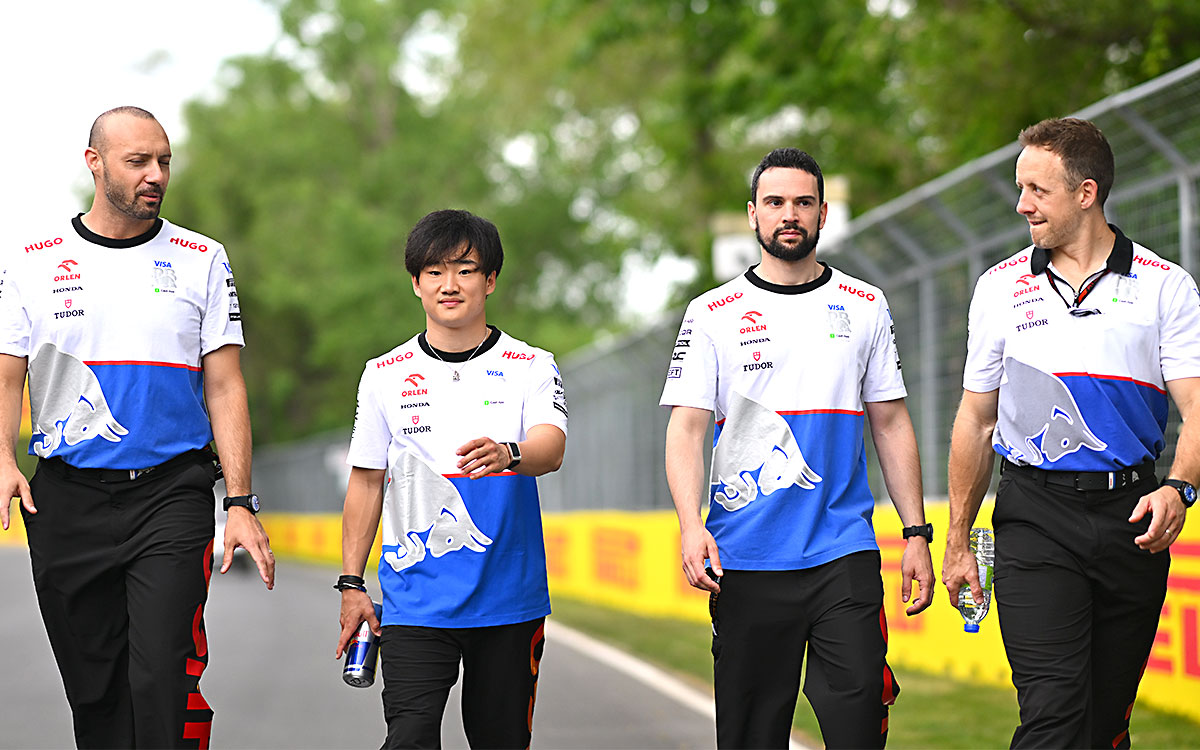 2024年F1カナダGP開幕前にリチームスタッフとコースを歩く角田裕毅（RB）-2024年6月6日ジル・ヴィルヌーブ・サーキット