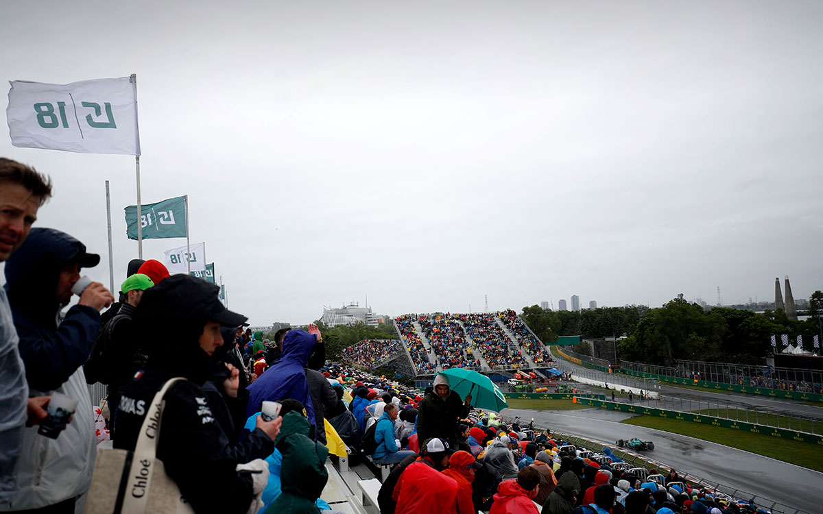 雨のジル・ビルヌーブ・サーキットを周回するセバスチャン・ベッテル（アストンマーチン）、2022年6月18日F1カナダGP