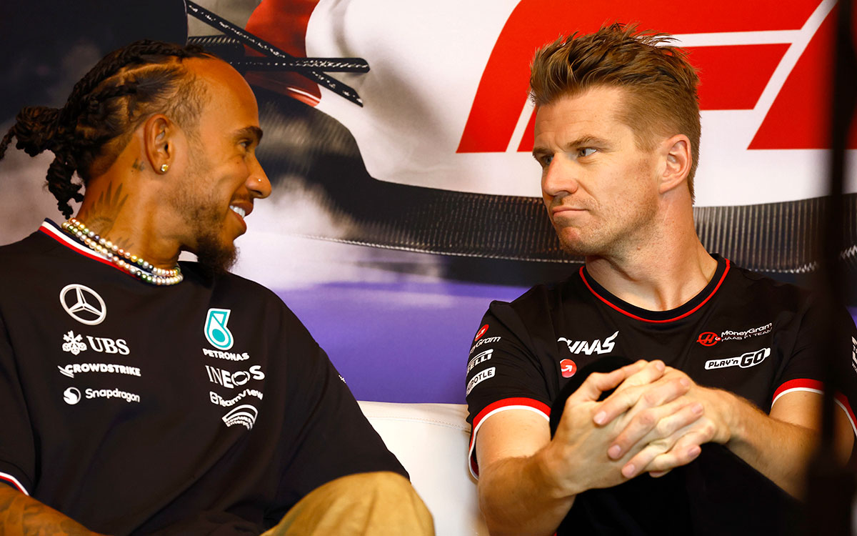 ドライバーズ・プレスカンファレンスで話をするルイス・ハミルトン（メルセデス）とニコ・ヒュルケンベルグ（ハース）、2024年6月6日F1カナダGP
