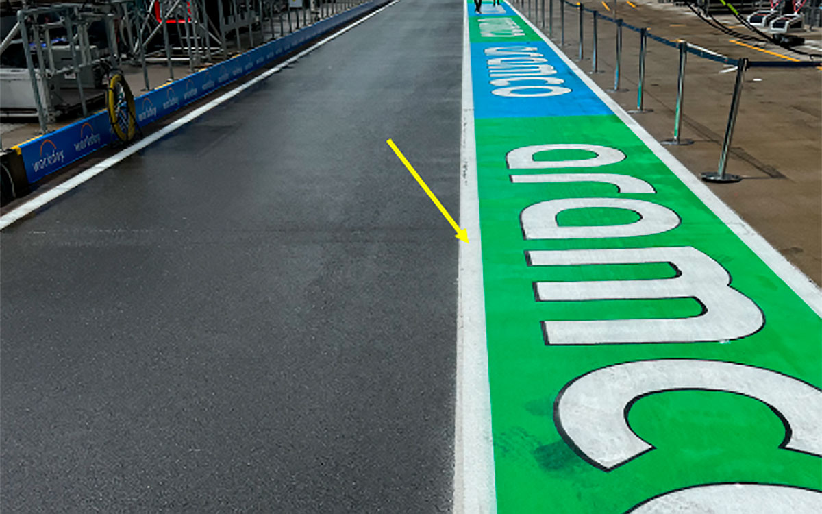 レッドブル・リンクのファストレーンとワーキングレーンを隔てる白線、2024年F1オーストリアGP
