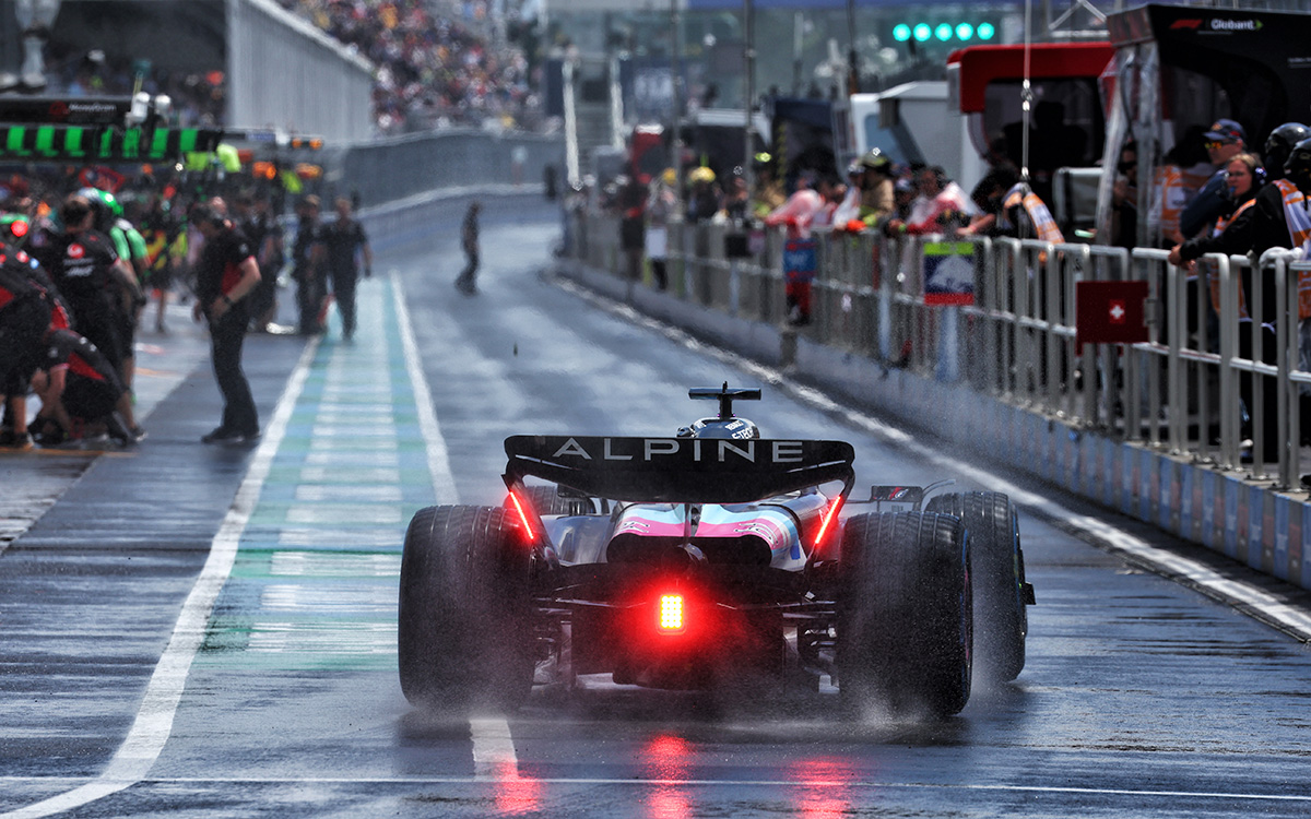 雨のジル・ビルヌーブ・サーキットのピットレーンを走行するジャック・ドゥーハン（アルピーヌ）、2024年6月7日F1カナダGP FP1