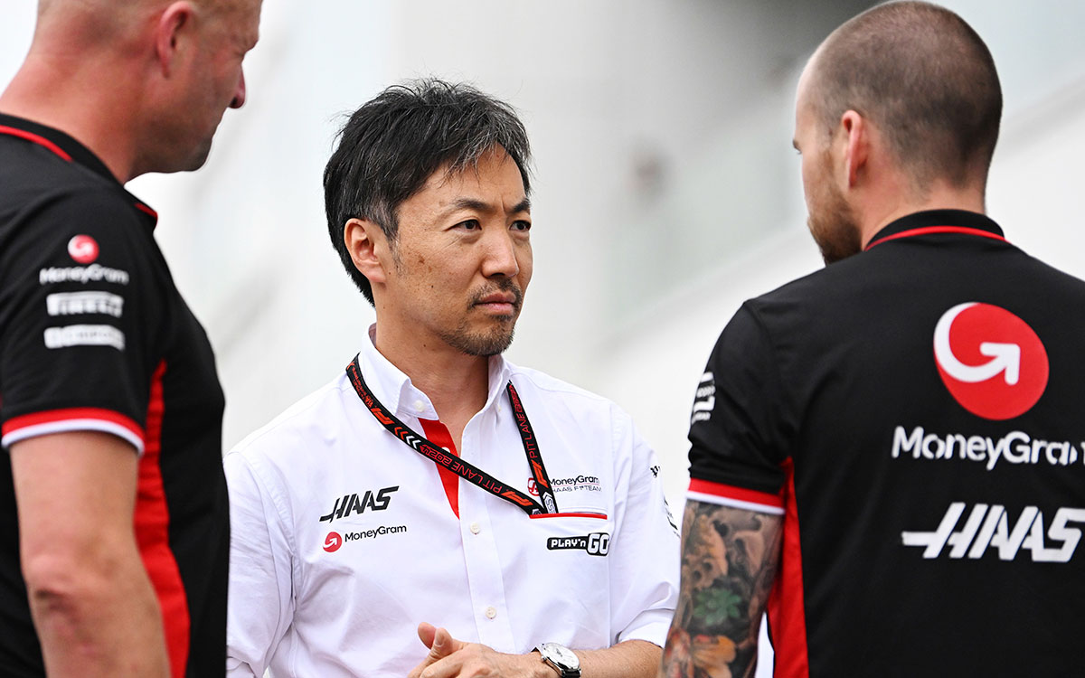 チームスタッフと話をするハースの小松礼雄代表、2024年6月6日F1カナダGP