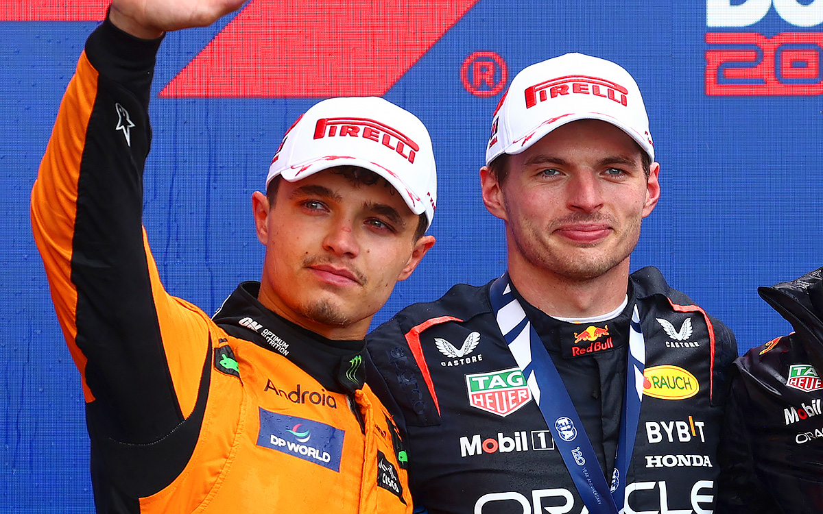 表彰台の上で観客に手を振る2位ランド・ノリス（マクラーレン）と優勝したマックス・フェルスタッペン（レッドブル）、2024年6月9日(日) F1カナダGP決勝（ジル・ビルヌーブ・サーキット）
