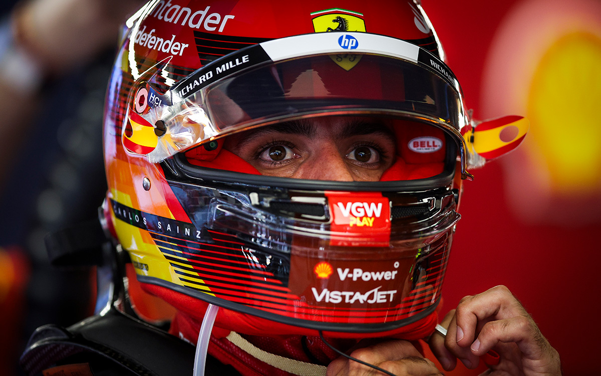 ガレージ内でヘルメットを被るカルロス・サインツ（フェラーリ）、2024年F1スペインGP