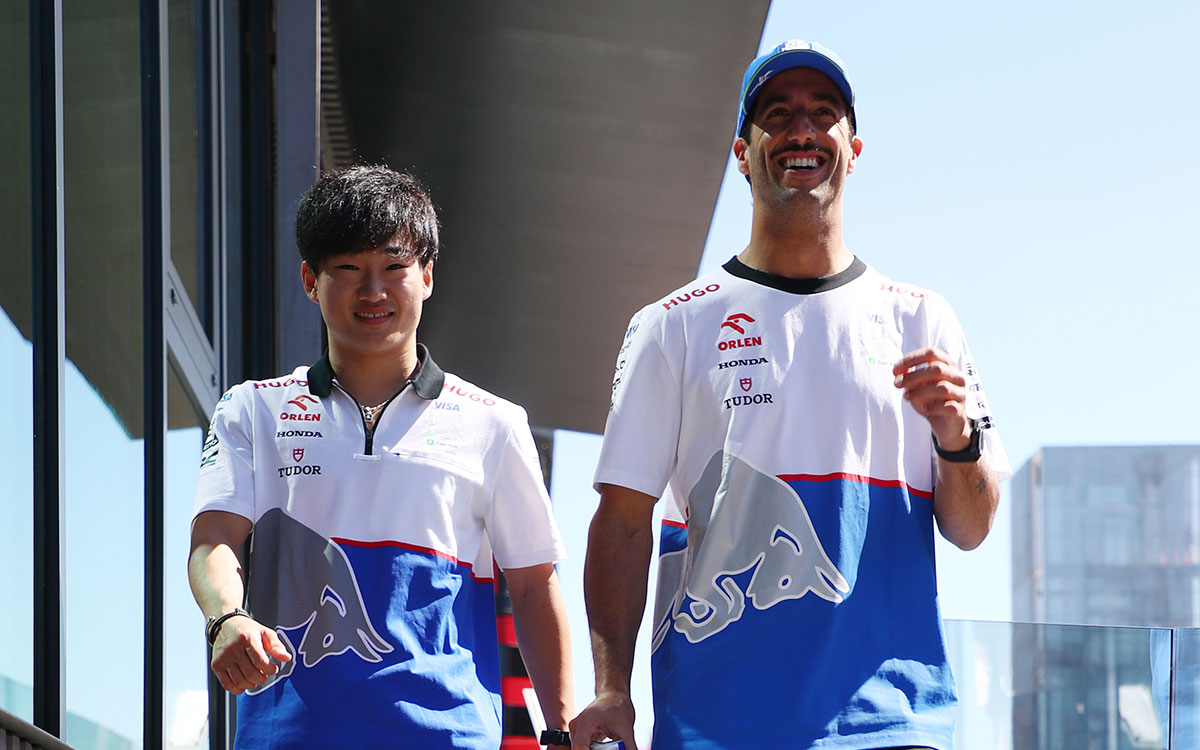 カタロニア・サーキットのパドックを歩くRBフォーミュラ1の角田裕毅とダニエル・リカルド、2024年6月21日(金) F1スペインGP
