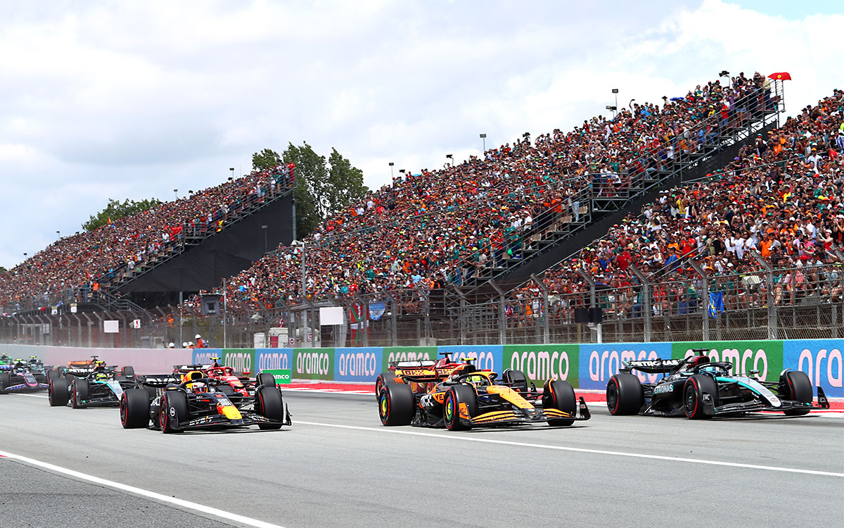 決勝レースのスタートで1コーナーに入るジョージ・ラッセル（メルセデス）とランド・ノリス（マクラーレン）そしてマックス・フェルスタッペン（レッドブル）、2024年6月23日(日)-F1スペインGP