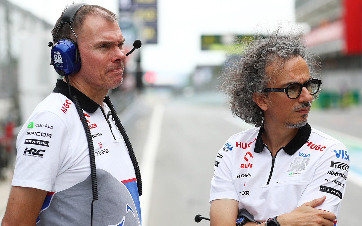ピットレーンからガレージを見守るRBフォーミュラ1のアラン・パーメイン（レースディレクター）とローラン・メキーズ（チーム代表）、2024年6月22日(土) F1スペインGP予選（カタロニア・サーキット）