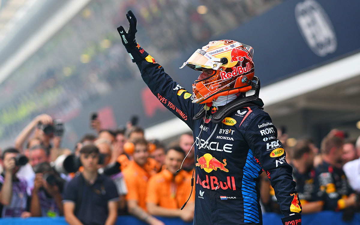 トップチェッカーを経て観客に手を振るマックス・フェルスタッペン（レッドブル）、2024年6月23日F1スペインGP決勝レース