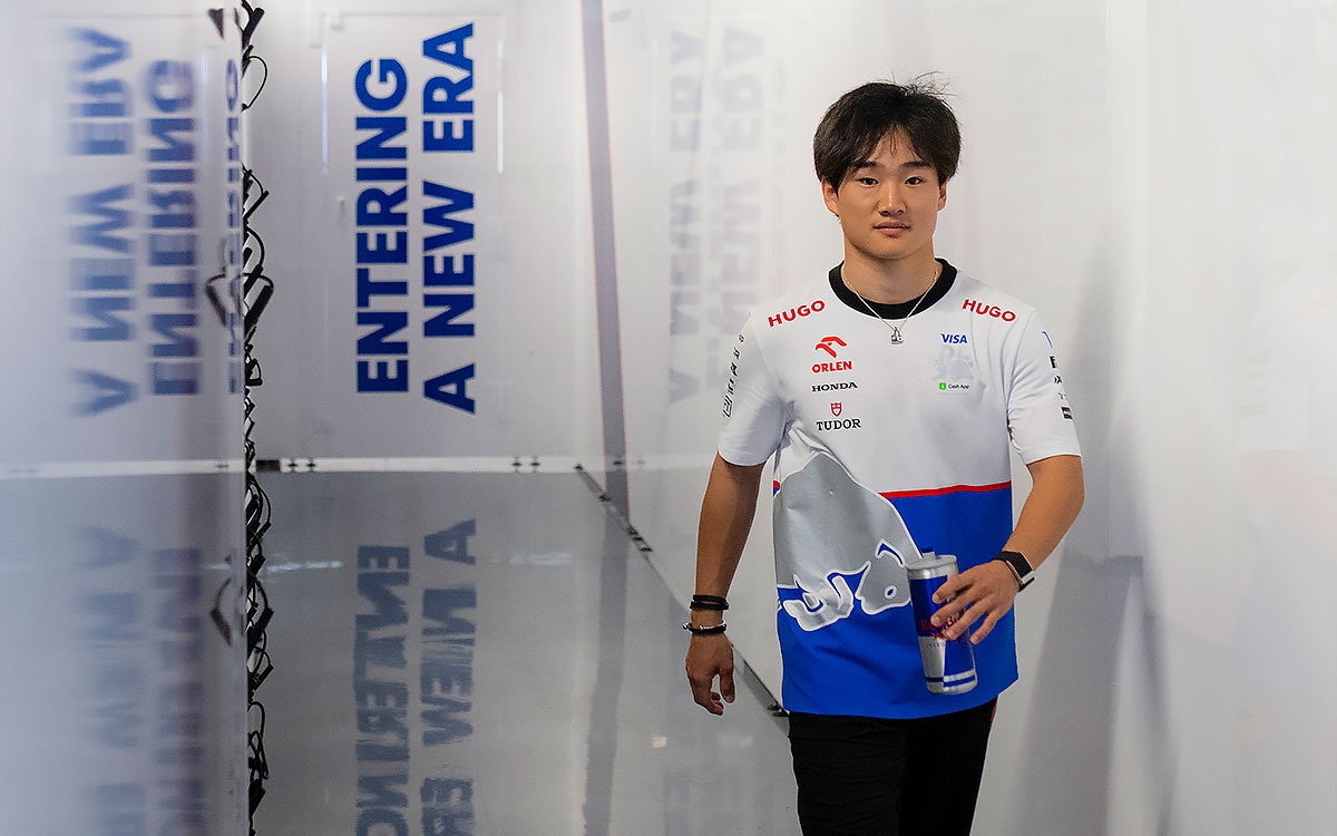 RBチームのガレージ内を歩く角田裕毅、2024年6月6日F1カナダGP