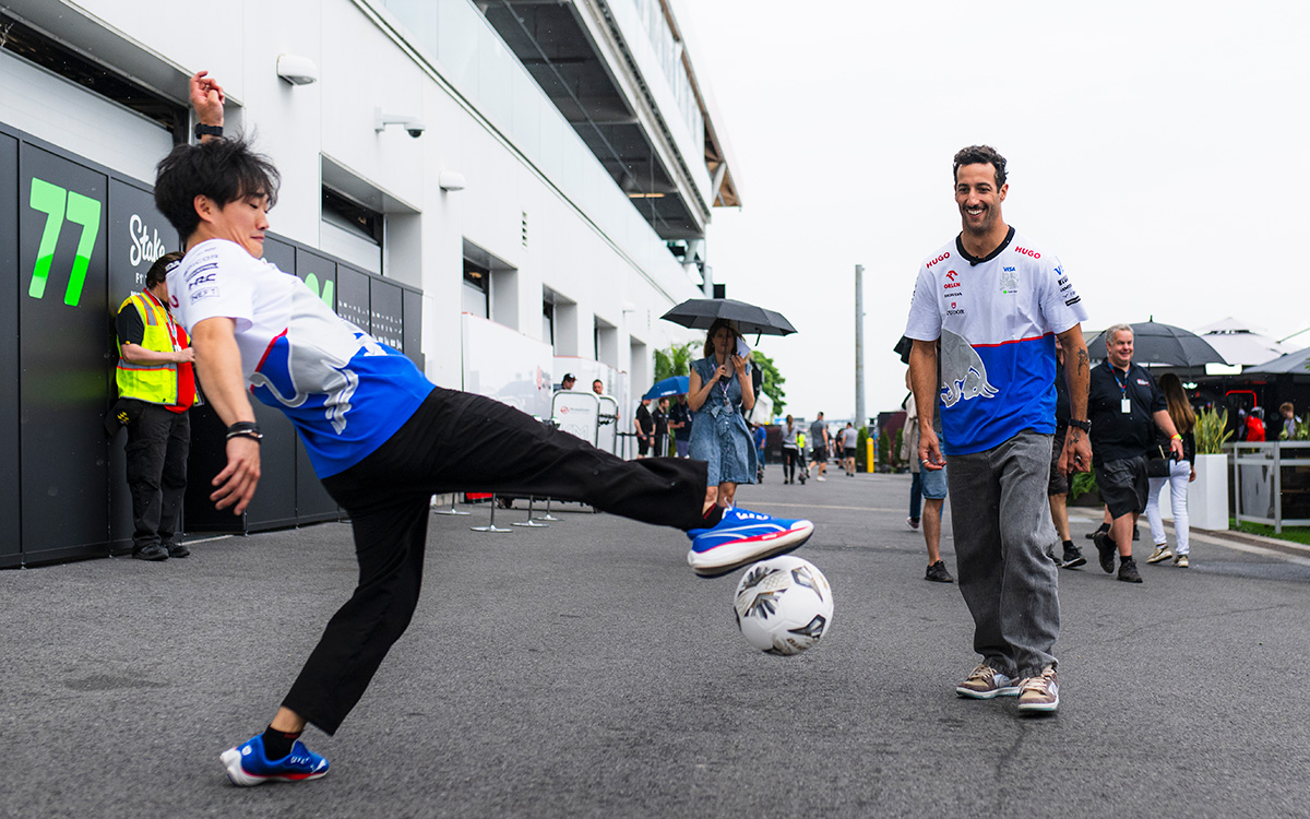 ジル・ビルヌーブ・サーキットのパドックでサッカーをするRBフォーミュラ1のダニエル・リカルドと角田裕毅、2024年6月6日(木) F1カナダGP