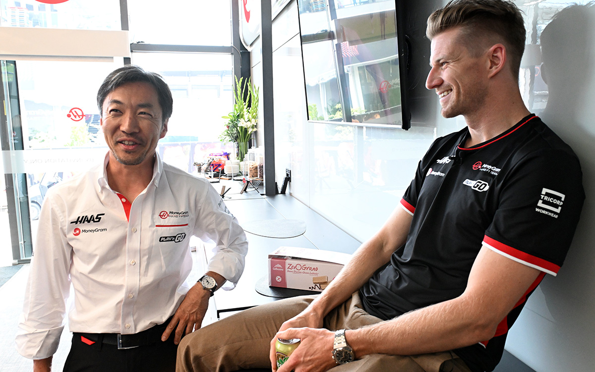 ハースの小松礼雄代表とニコ・ヒュルケンベルグ、2024年6月28日F1オーストリアGP