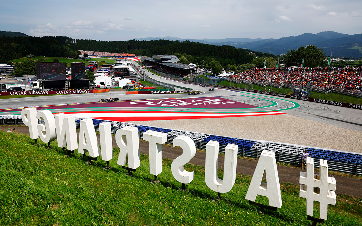 レッドブル・リンクのターン1の脇に設置された「#AUSTRIANGP」のオブジェ、2024年6月30日F1オーストリアGP決勝レース