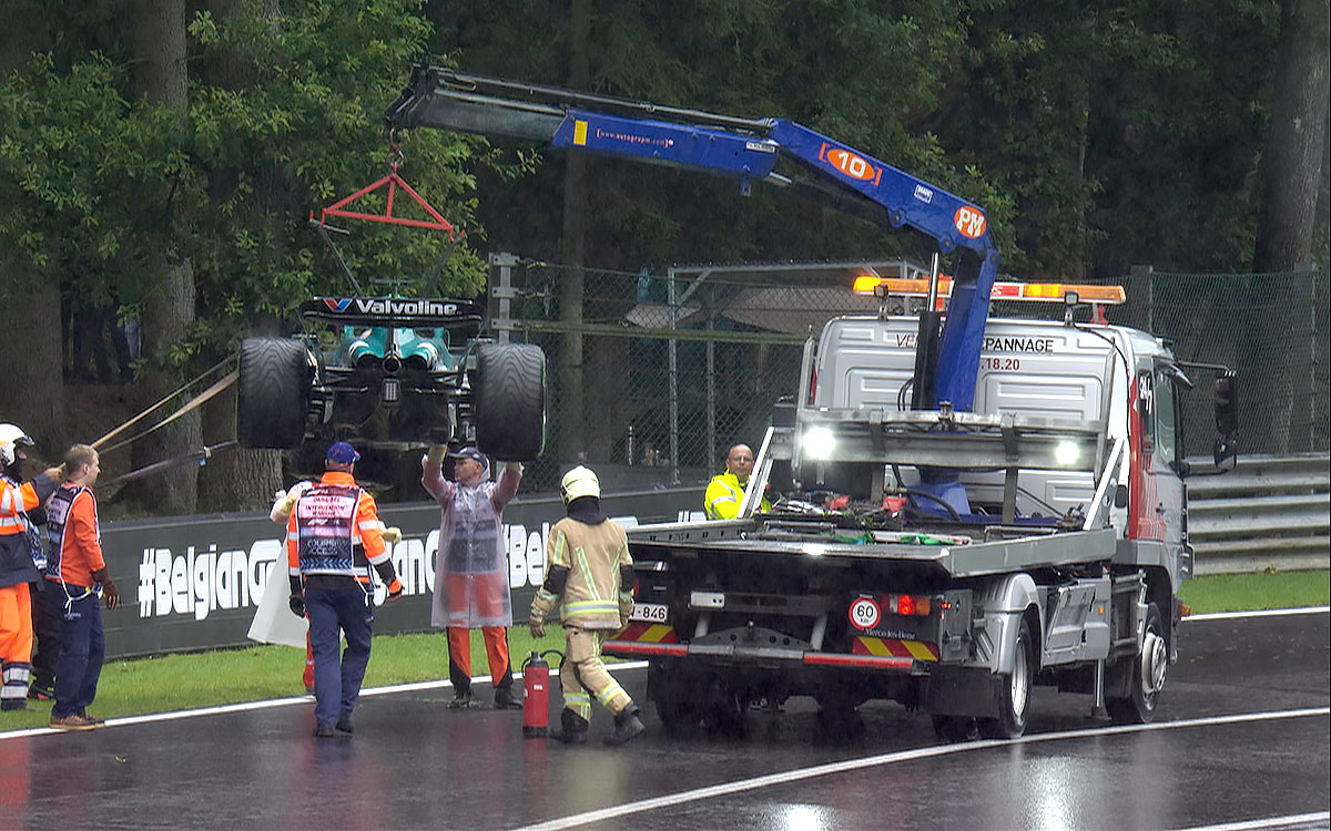 クラッシュして回収のために吊り下げられたランス・ストロールのアストンマーチンAM24、2024年7月27日F1ベルギーGP FP3