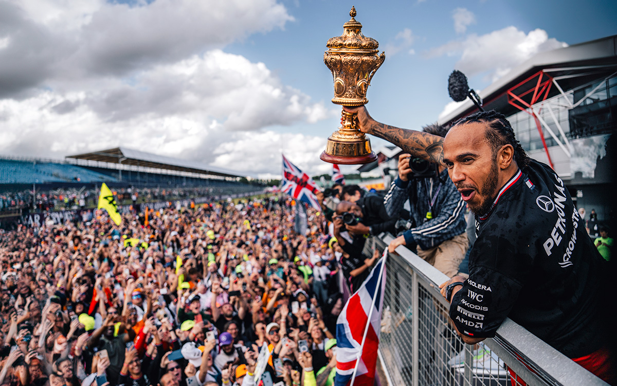 ファンに優勝トロフィーを披露するルイス・ハミルトン（メルセデス）、2024年7月7日F1イギリスGP決勝レース（シルバーストン・サーキット）