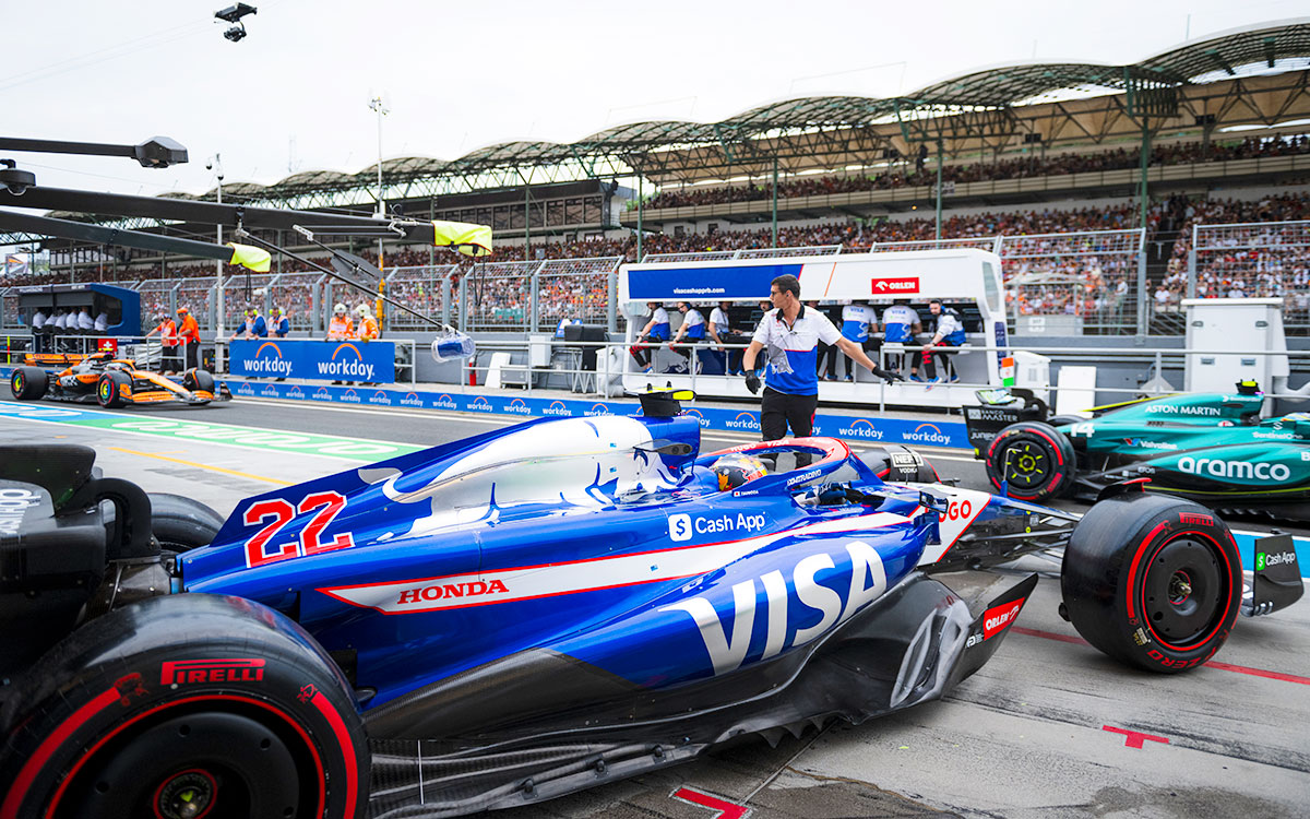 ハンガロリンクのガレージを出る角田裕毅（RBフォーミュラ1）、2024年7月20日(土) F1ハンガリーGP予選