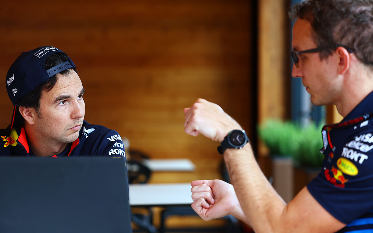パドックでレースエンジニアのヒュー・バードと話をするセルジオ・ペレス（レッドブル・レーシング）、2024年7月4日(木) F1イギリスGP（シルバーストーン・サーキット）