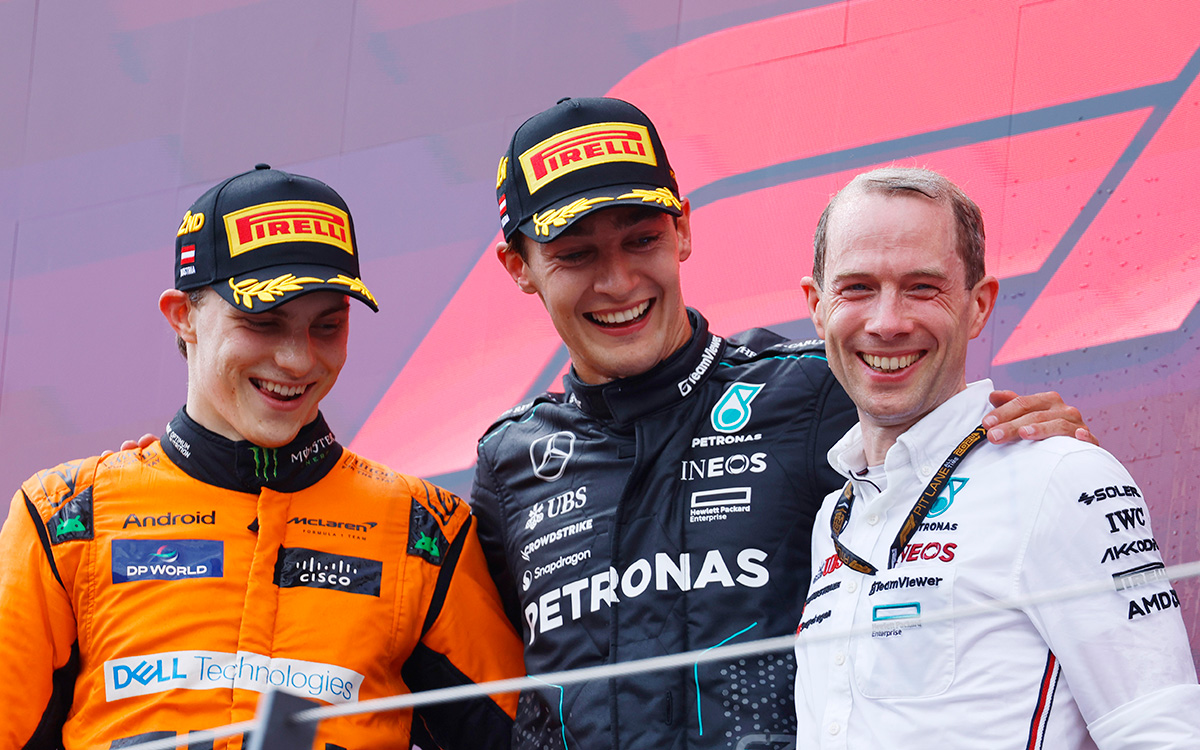 表彰台に立つ2位オスカー・ピアストリ（マクラーレン）と優勝したジョージ・ラッセル（メルセデス）、2024年6月30日F1オーストリアGP決勝レース