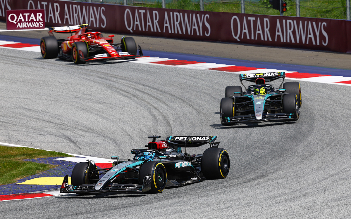 チームメイトのルイス・ハミルトンとカルロス・サインツ（フェラーリ）をリードするジョージ・ラッセル（メルセデス）、2024年6月30日F1オーストリアGP決勝レース