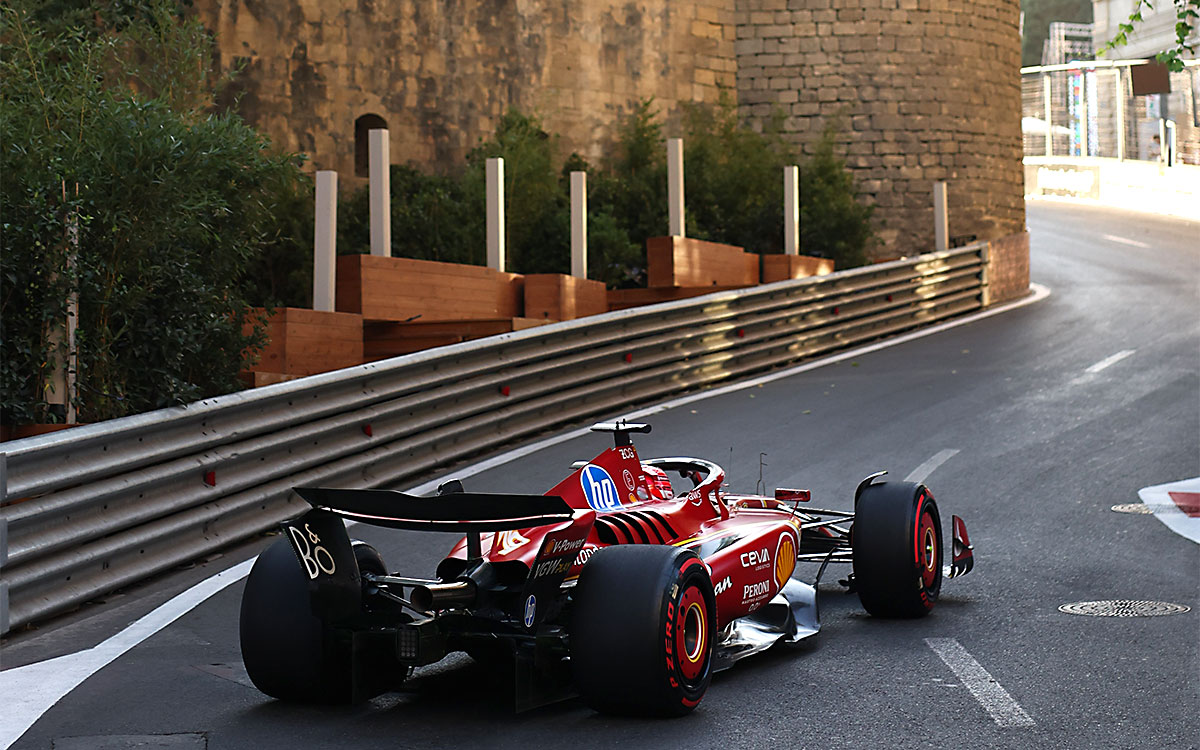 2024年F1アゼルバイジャンGPのフリー走行でバクー市街地コースを走行するフェラーリのシャルル・ルクレール、2024年9月13日