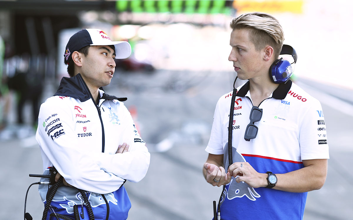 ピットレーンで話をするRBフォーミュラ1の岩佐歩夢とリアム・ローソン、2024年4月7日(日) F1日本GP（鈴鹿サーキット）