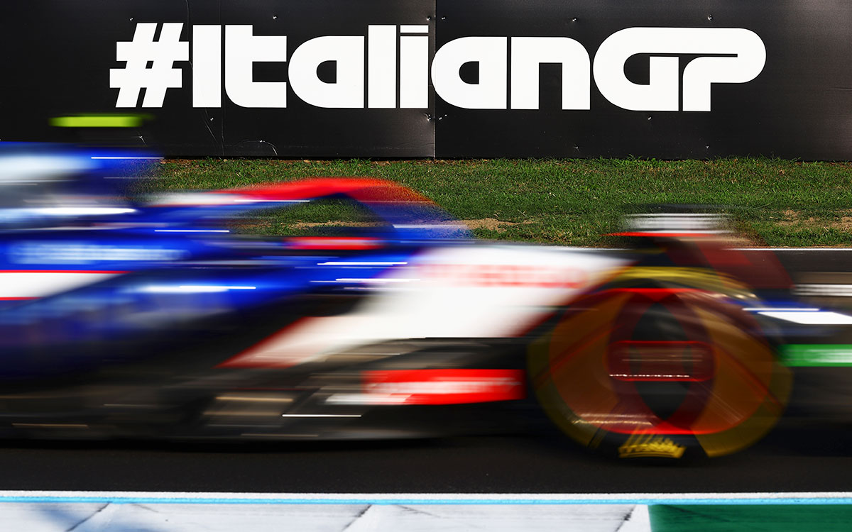 「#ItalianGP」の文字が書かれたトラックボードの前を走行する角田裕毅（RBフォーミュラ1）、2024年8月30日F1イタリアGPフリー走行