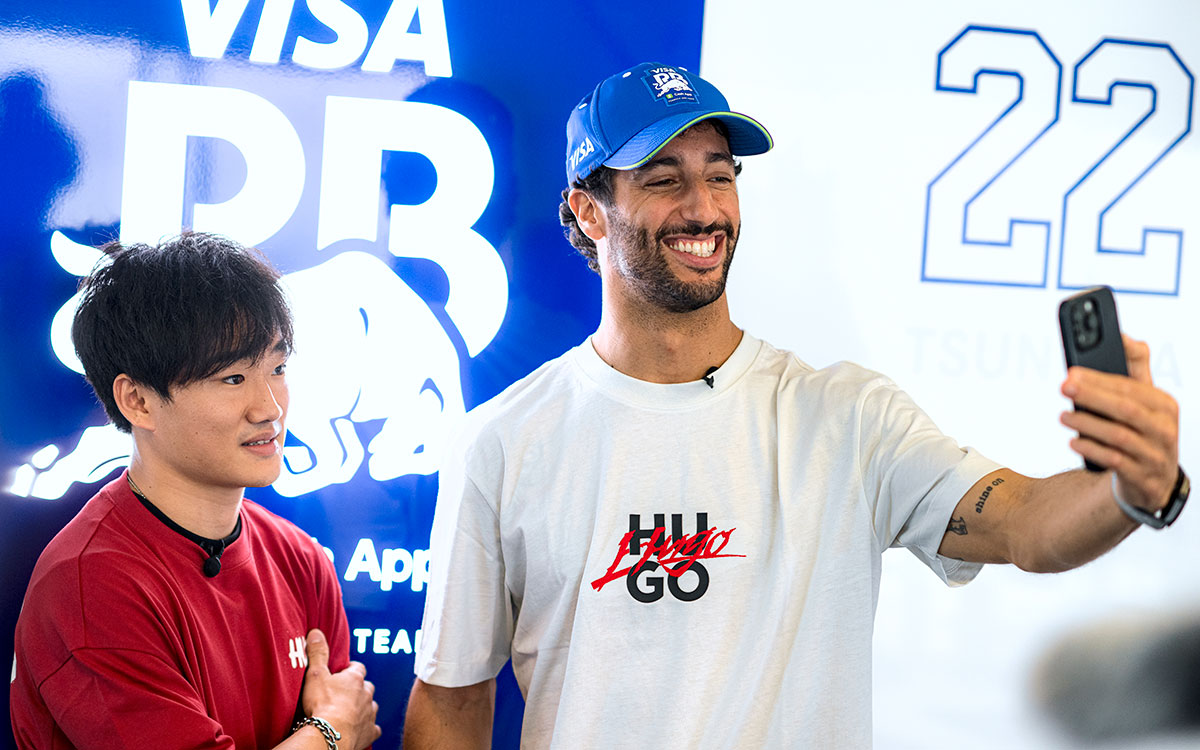 チームメイトの角田裕毅（RBフォーミュラ1）と自撮りするダニエル・リカルド、2024年9月12日(木) F1アゼルバイジャンGP（バクー市街地コース）