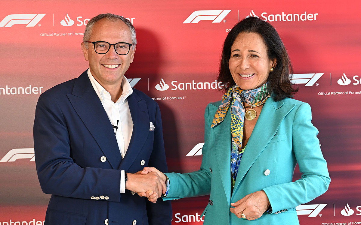 F1のステファノ・ドメニカリCEOとサンタンデール銀行のアナ・ボティン会長、2024年9月4日F1公式リテールバンキングパートナー契約発表会見にて (2)