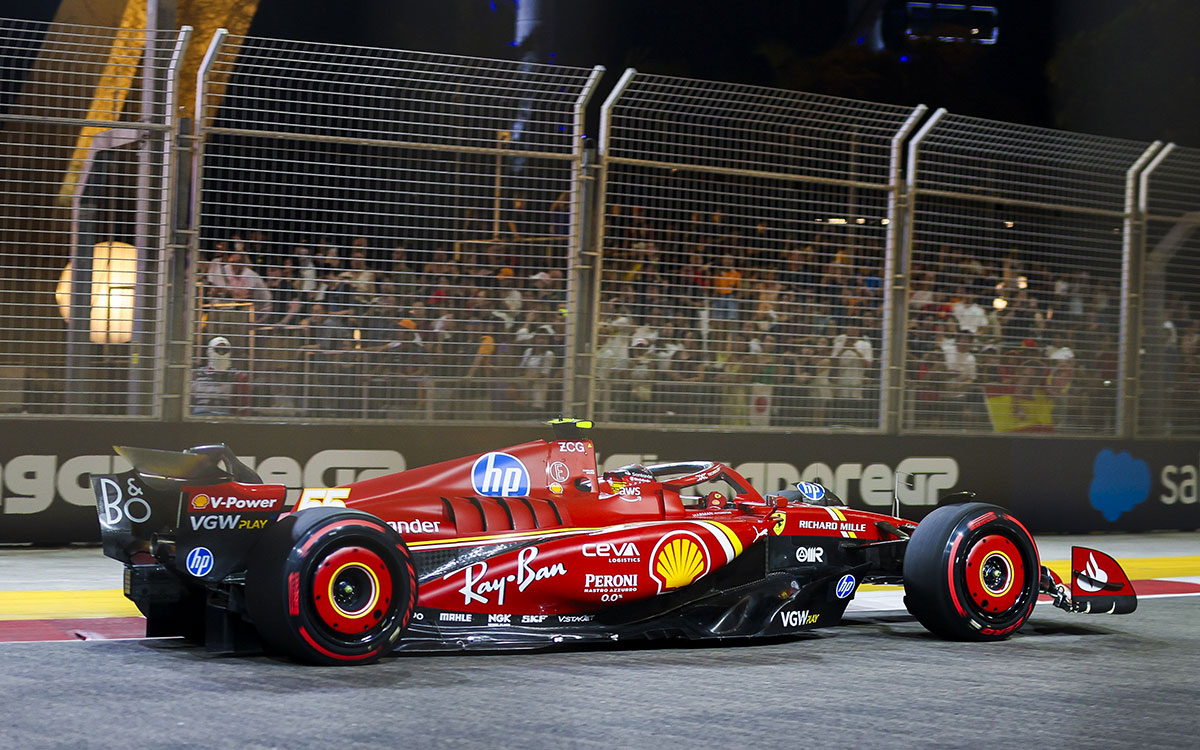 予選ラップを走るカルロス・サインツ（フェラーリ）、2024年9月21日F1シンガポールGP（マリーナベイ市街地コース）