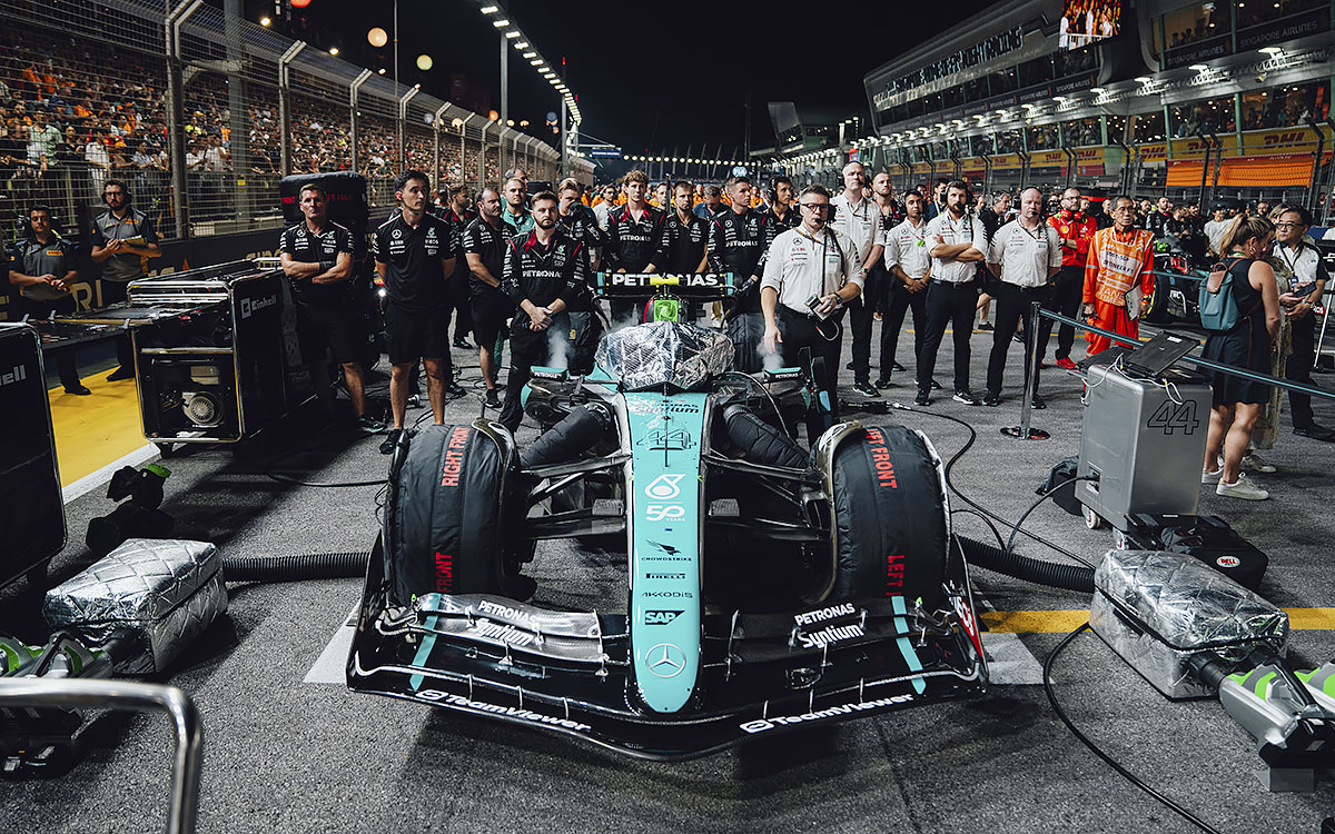 決勝レース前のグリッドに並ぶルイス・ハミルトンの44号車メルセデスW15、2024年9月22日F1シンガポールGP