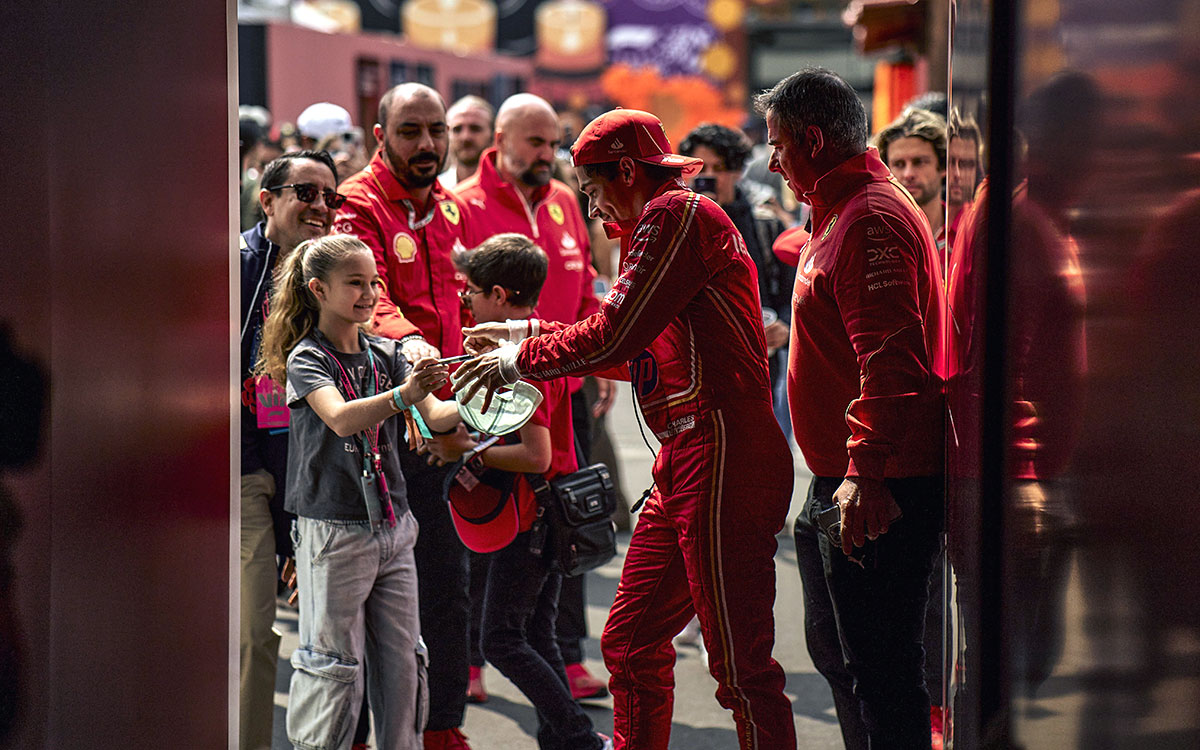 ファンからのサインの求めに応じるシャルル・ルクレール（フェラーリ）、2024年F1メキシコGP