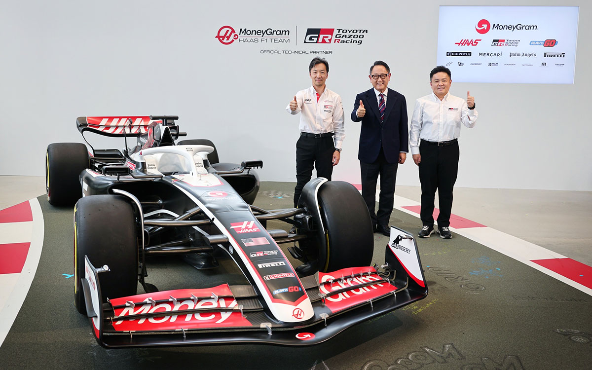 ハースの小松礼雄代表と、トヨタ自動車株式会社の豊田章男会長、GAZOO Racing Companyの高橋智也プレジデント、2024年10月11日技術提携発表会見にて