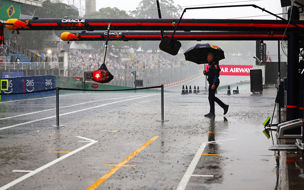 傘を差して雨のピットレーンを歩くレッドブル・レーシングのスポーティング・ディレクターを務めるジョナサン・ウィートリー、2024年11月2日(土) F1サンパウロGP予選（インテルラゴス・サーキット）