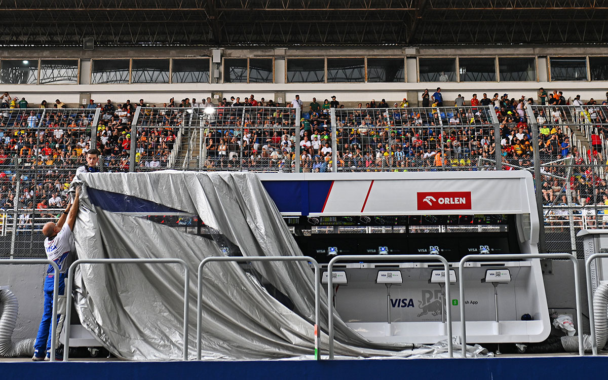 降雨を受けピットウォールにカバーをかけるRBフォーミュラ1チーム、2024年11月2日(土) F1サンパウロGP予選（インテルラゴス・サーキット）