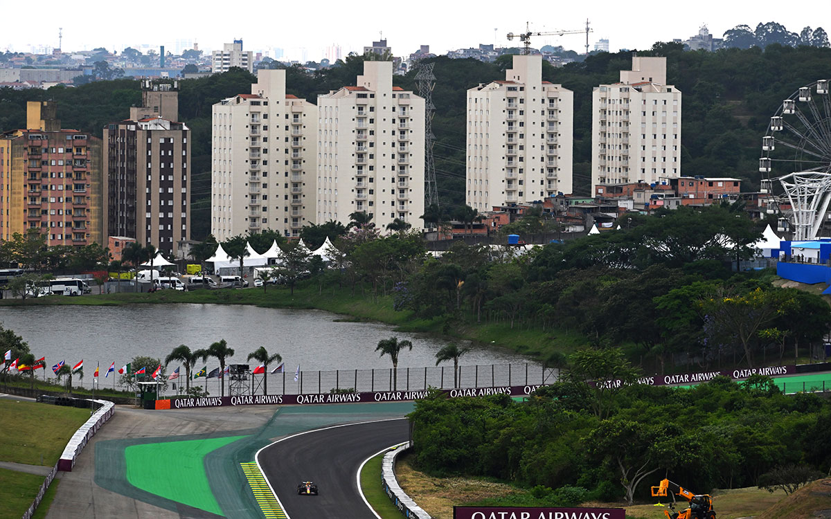 スプリント予選でレッドブルRB20をドライブするセルジオ・ペレス、2024年11月1日(金) F1サンパウロGP（インテルラゴス・サーキット）