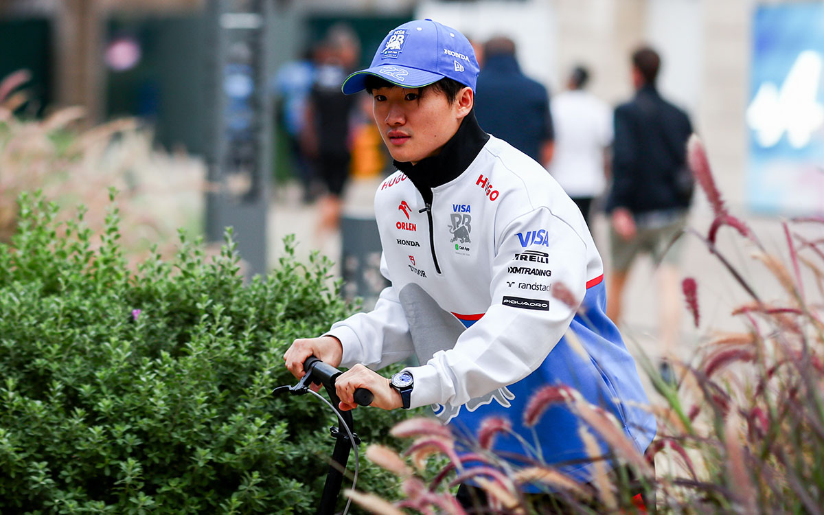 パドックを移動する角田裕毅（RBフォーミュラ1）、2024年11月28日(木) F1カタールGP（ロサイル・インターナショナル・サーキット）