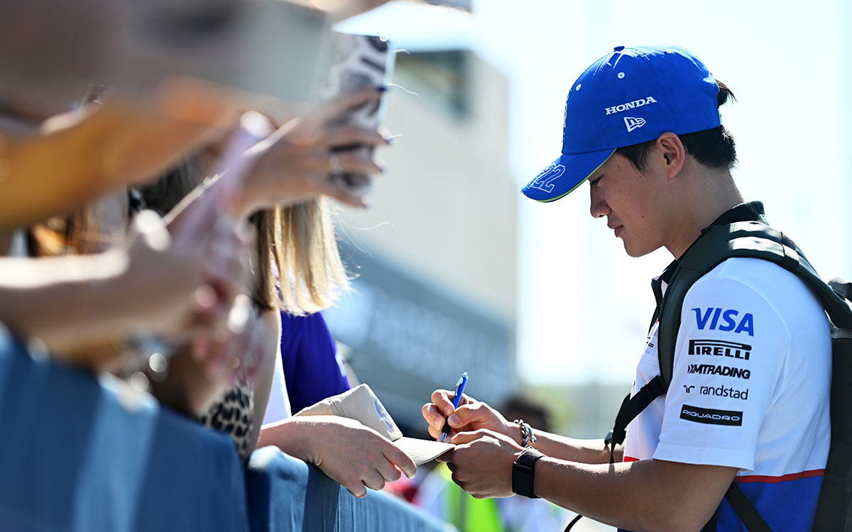 ファンからのサインの求めに応じる角田裕毅（RBフォーミュラ1）、2024年12月8日(日) F1アブダビGP（ヤス・マリーナ・サーキット）