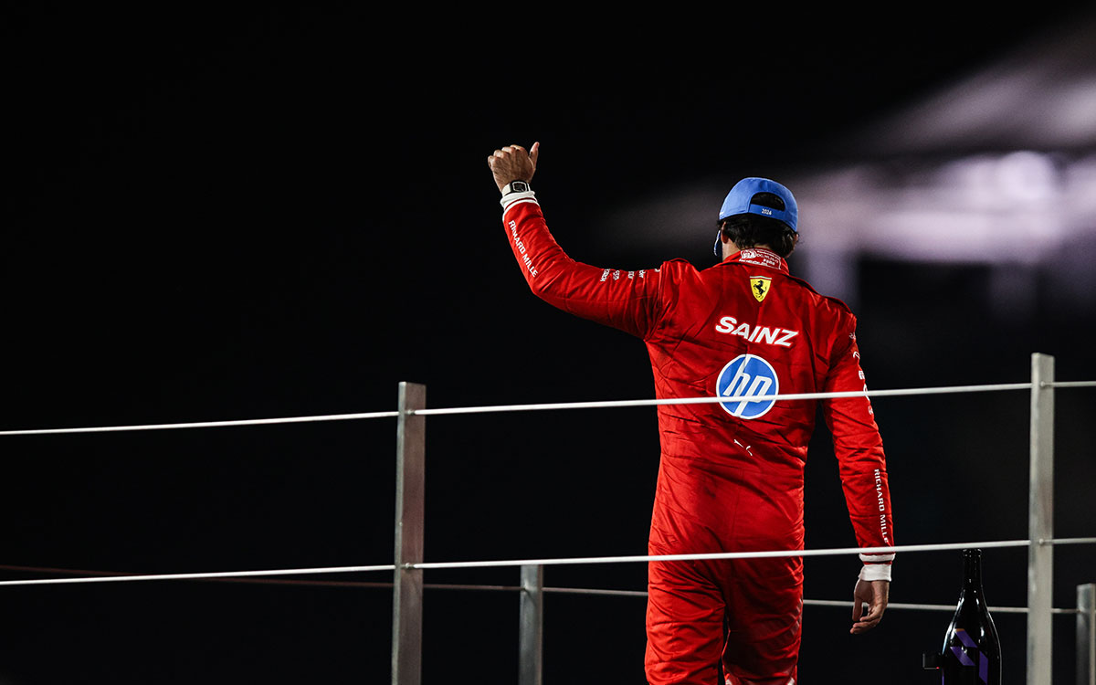 2位表彰台に上がるカルロス・サインツ（フェラーリ）、2024年12月8日F1アブダビGP決勝レース（ヤス・マリーナ・サーキット）