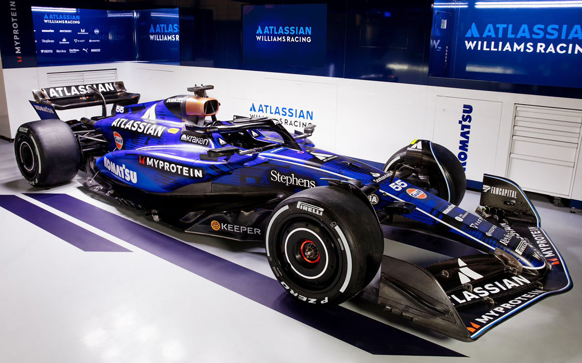 ガレージに置かれたウィリアムズ・レーシングの2025年型F1マシン「FW47」、2025年2月14日シルバーストン・サーキット