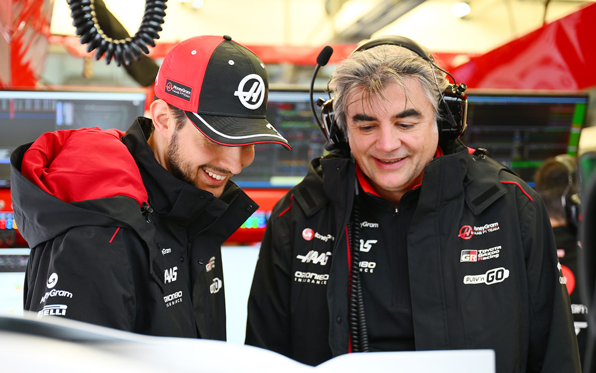 エステバン・オコン（ハース）とフランチェスコ・ネンチ（チーフレースエンジニア）、2025年2月26日F1プレシーズンテスト（バーレーン・インターナショナル・サーキット）