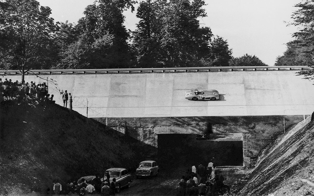 1955年のF1イタリアGPで、モンツァのバンクコースを走行するスターリング・モスのメルセデス・ベンツ W196 R ストリームライナー