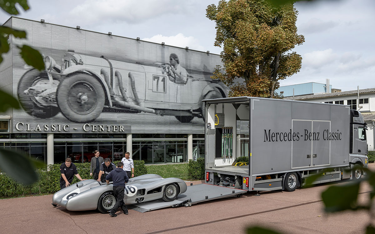 ドイツ・シュトゥットガルトのメルセデス・ベンツ博物館に搬入される1954年型メルセデス・ベンツ W196 R ストリームライナー