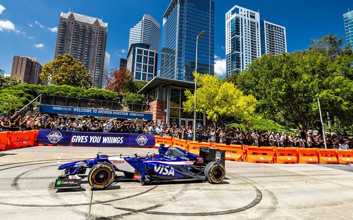 2024年に海外で行われたRed Bull Showrun時のVCARB 01リバリーのレッドブル・レーシング2011年型F1マシン「RB7」