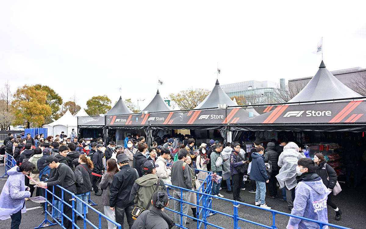 グッズストアは熱烈なF1ファンから親子連れまで連日大盛況、F1設立75周年及びホンダF1初優勝から60周年の節目に行われたF1日本GP公式プロモーションイベント「F1 TOKYO FAN FESTIVAL 2025」（約3万3000人動員）にて